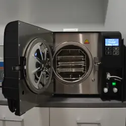 Autoclave utilisé pour la stérilisation du matériel de piercing
