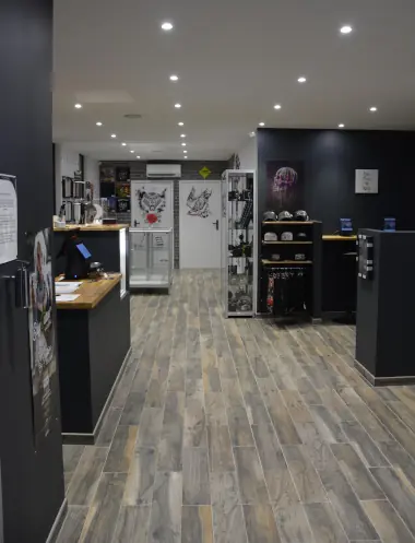 Entrée et espace d’accueil de Neo Piercing Store