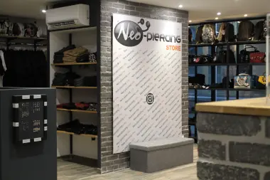 Espace vêtements et accessoires de la boutique Neo Piercing Store